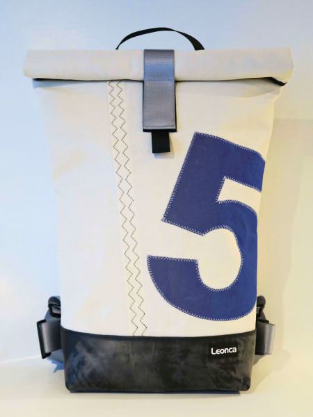 Upcycling Rolltop Rucksack aus gebrauchten Segeln, Traktorschlauch und Autogurten, innen aus  LKW-Plane in 3 Größen